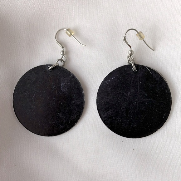 ๐ Black and Silver Spiral Earrings - Picture 3 of 5